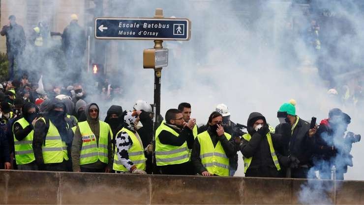  Autorităţile franceze au reţinut 24 de persoane pe fondul noilor proteste „Vestele Galbene”