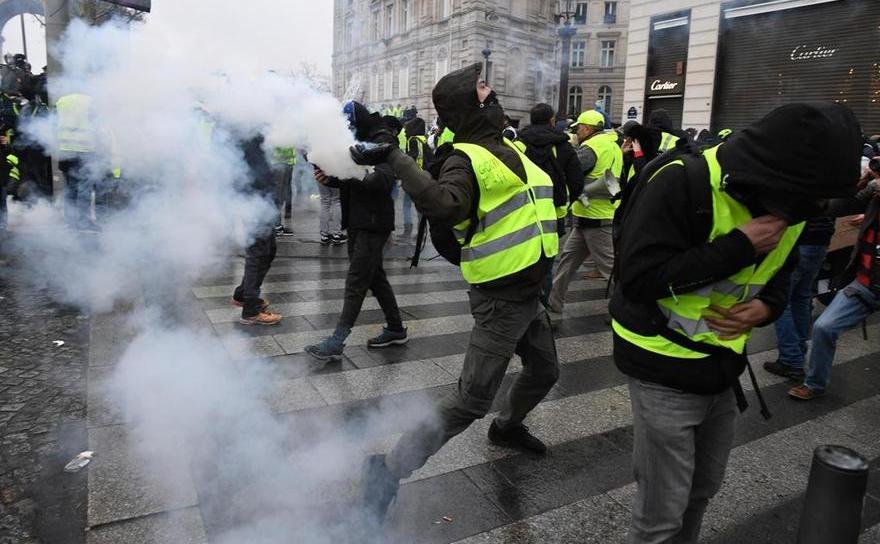  Poliţia a folosit gaze lacrimogene şi tunuri de apă pentru a dispersa mulţimea în Paris