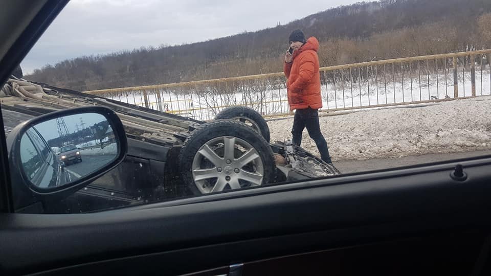  FOTO: Mașină răsturnată în apropierea pârtiei din Iași, pe C.A. Rosetti