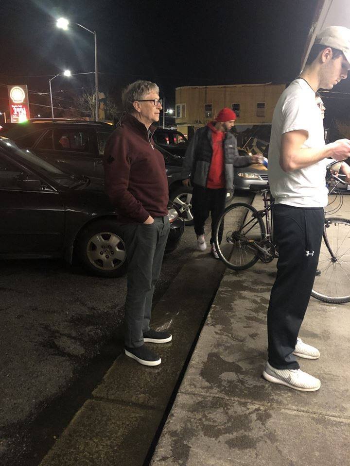  Bill Gates, fotografiat așteptând la coadă să cumpere burgeri. Cum au reacționat internauții