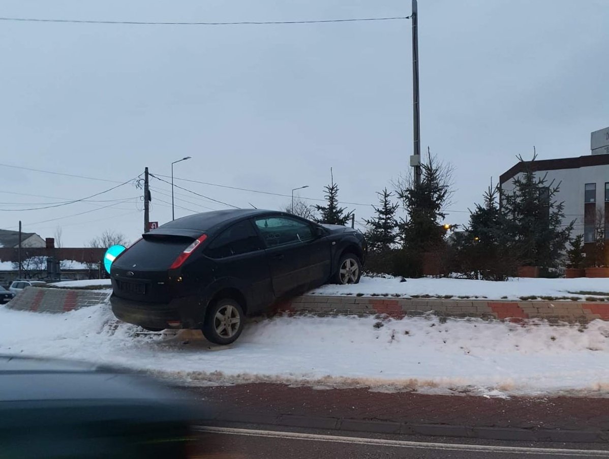  FOTO: Un șofer a aterizat cu mașina în rondul dintre Zimbru și Dacia