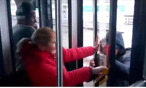  (VIDEO) Viral pe Facebook: Pasageri, blocați într-un autobuz nou cumpărat de Primăria Capitalei