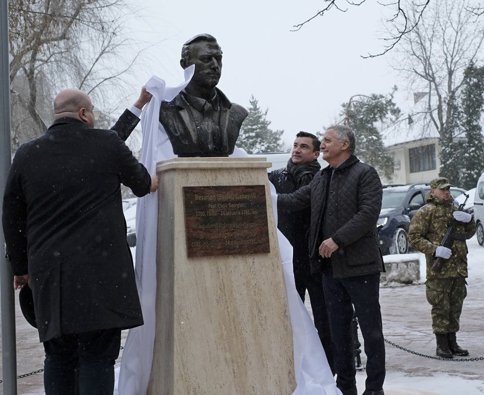  Bustul poetului georgian Bessarion Gabashvili tronează lângă Golia