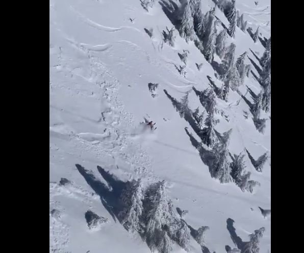  (VIDEO) Imagini care-ţi taie respiraţia: Schior, surprins de o avalanşă în Munţii Bucegi