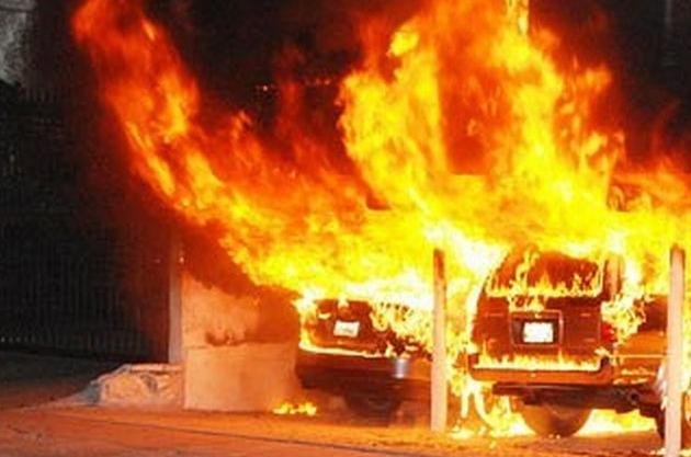  Un boschetar a incendiat două maşini: de frig, a dat foc la haine