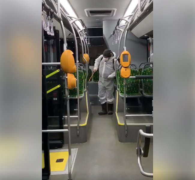  VIDEO: Vedeți cum sunt dezinfectate autobuzele din Iași. Măsuri împotriva gripei