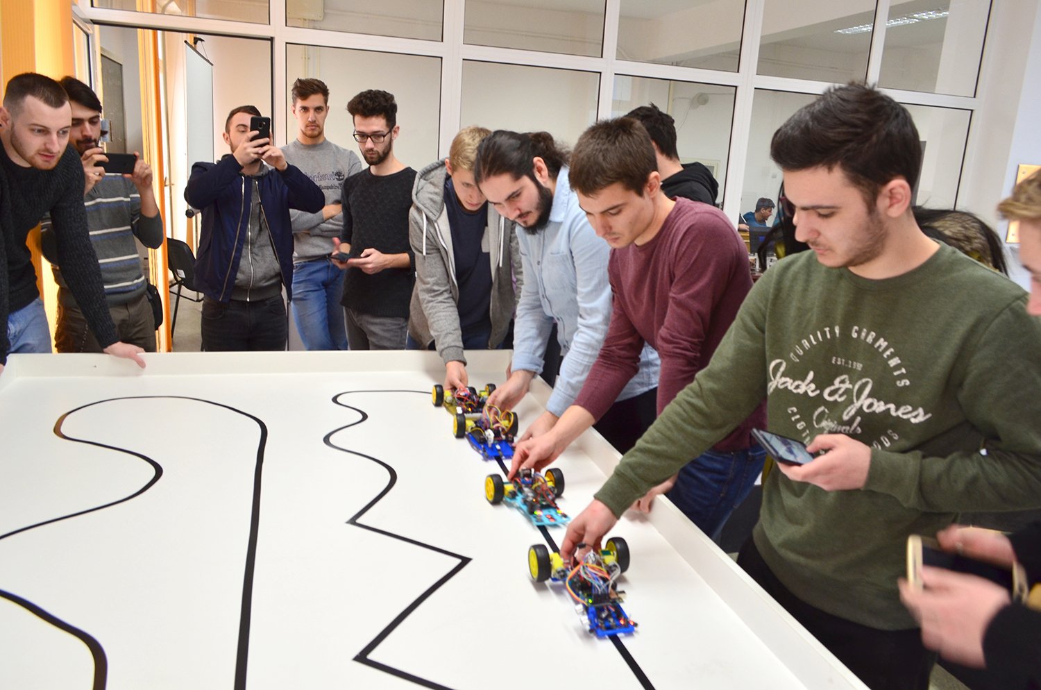  Studenţii de la Robotică au dau un examen inedit: cât de abili le sunt roboţii făcuţi de ei