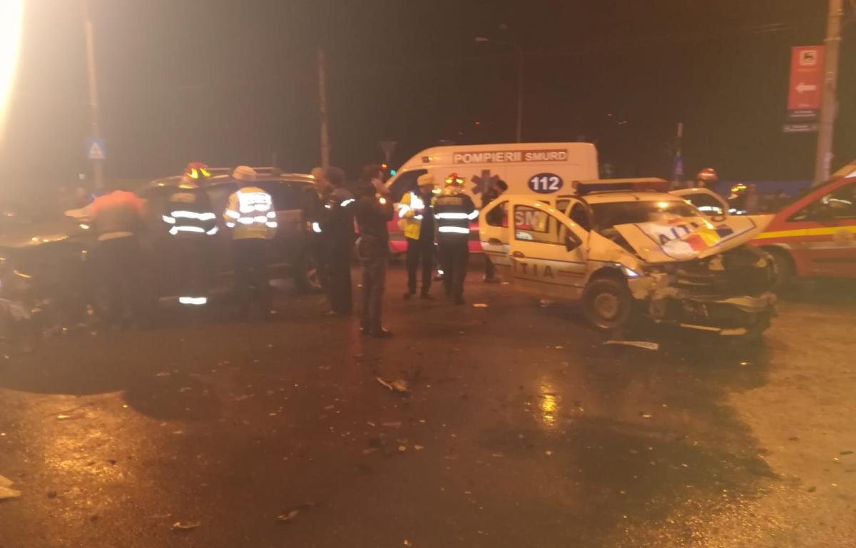  Trei poliţişti şi un jandarm, răniţi în urma unui accident rutier