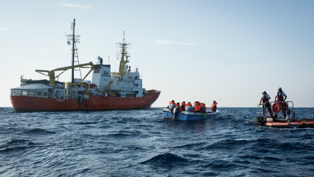  România ar putea prelua mai mulţi migranţi blocaţi pe o navă în apele teritoriale italiene