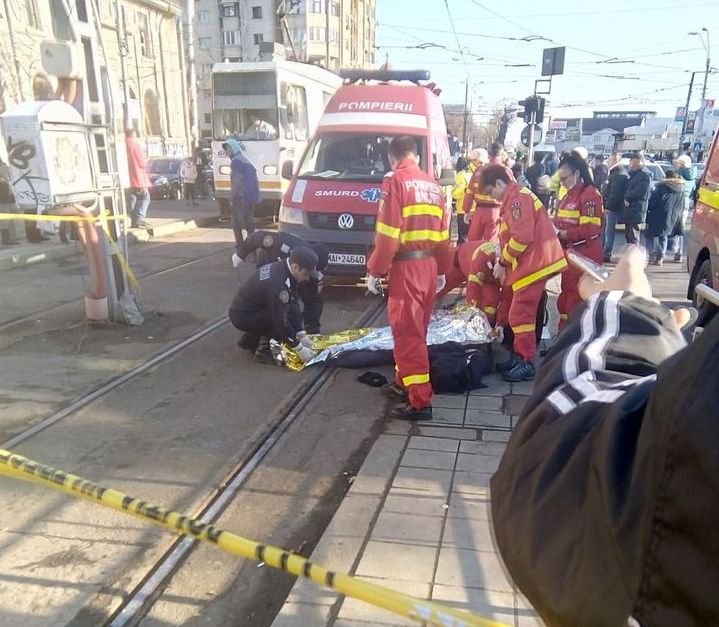  Bucureşti: Un bărbat a murit după ce a fost împins în faţa tramvaiului de un om al străzii
