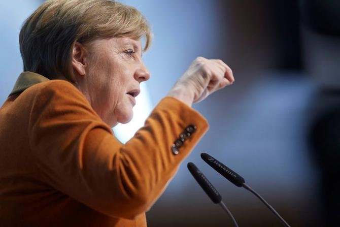  Cancelarul german Angela Merkel îşi închide contul personal de Facebook