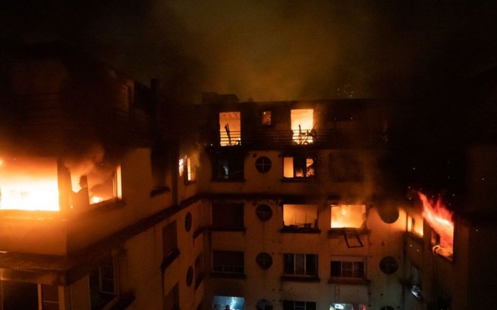  Suspiciuni de foc pus intenţionat în clădirea din Paris. Opt oameni au murit