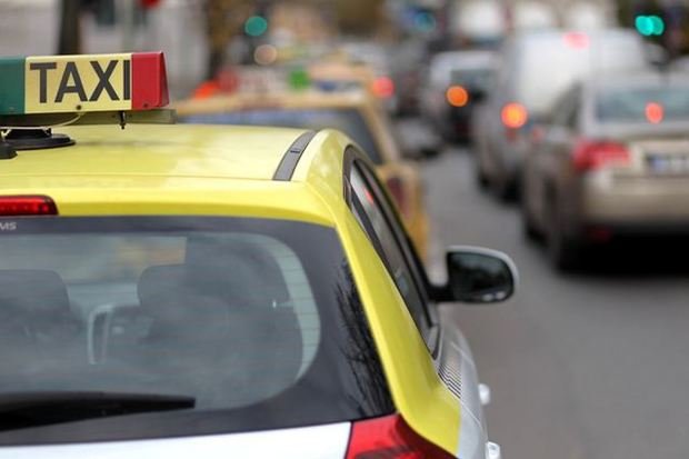  Taximetrist din Iași, lovit și prădat de două tinere. Fetele au fugit cu banii