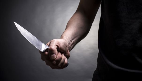  Fiul şi-a crestat tatăl de 55 de ani cu un cuţit în zona pieptului