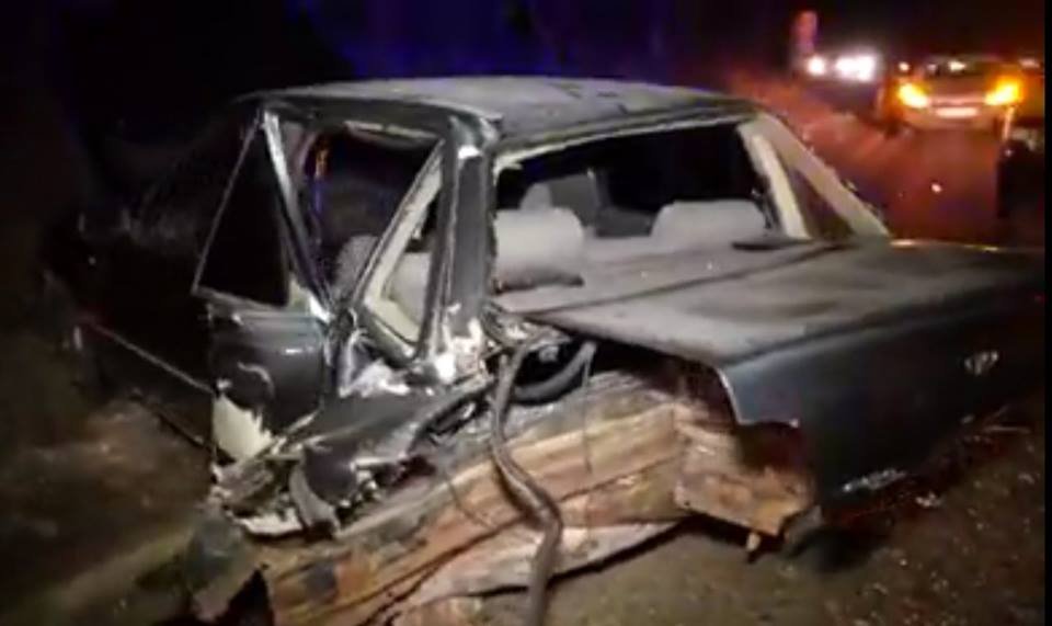  FOTO: Mașini făcute praf, dar șoferi teferi după un accident în Bucium