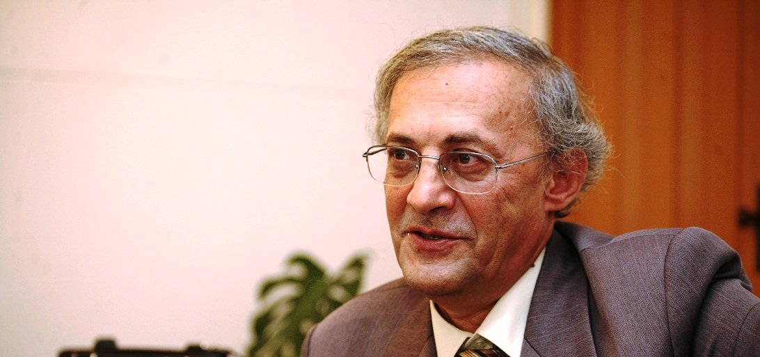  Fostul rector Vasile Astărăstoae se implică în disputa dintre Arafat şi Olivia Steer