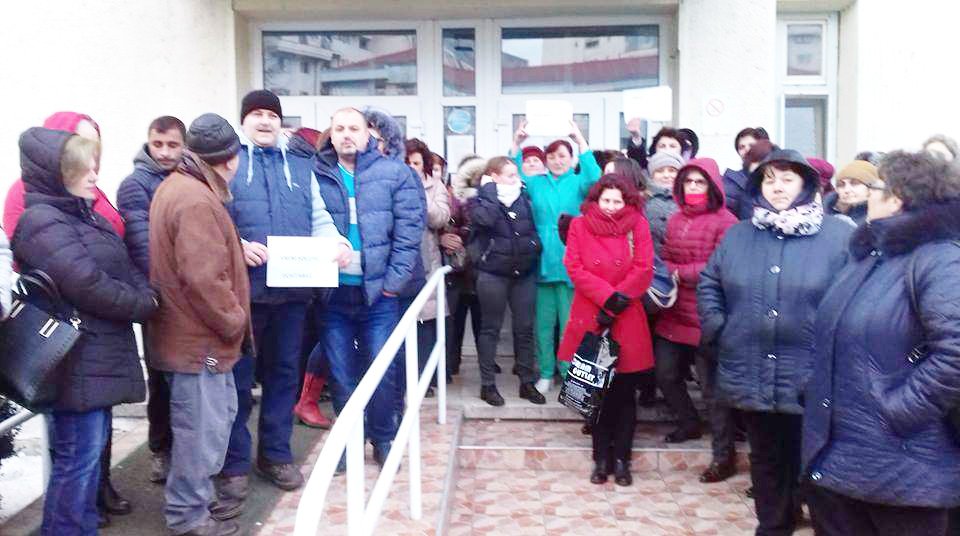  Protest în faţa spitalului din Paşcani: oamenii au pierdut sute de lei bune la leafă
