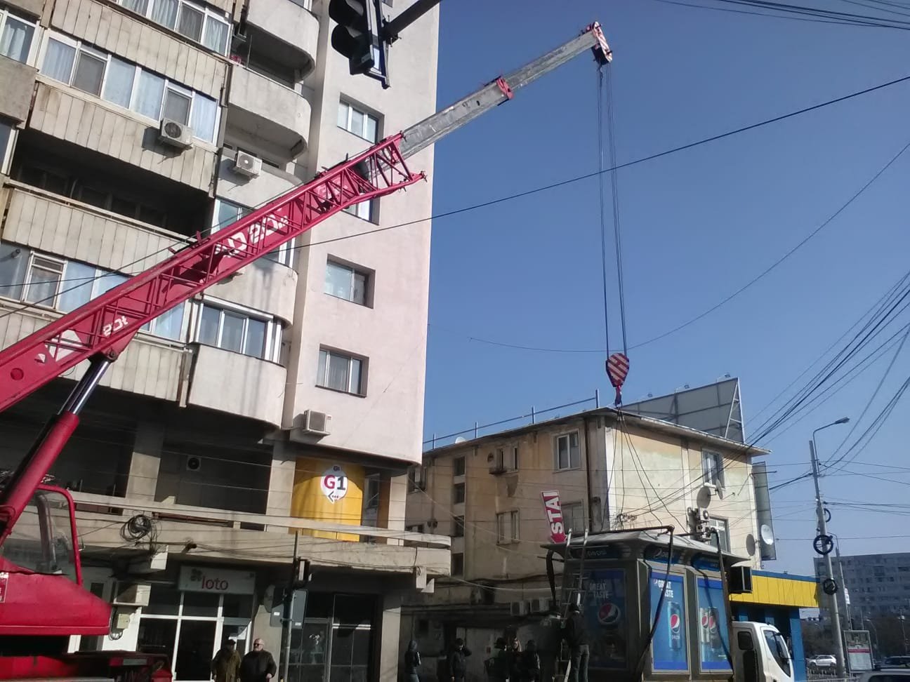  VIDEO&FOTO: Cum este ridicat un chioșc la Iași prin păienjenișul de cabluri