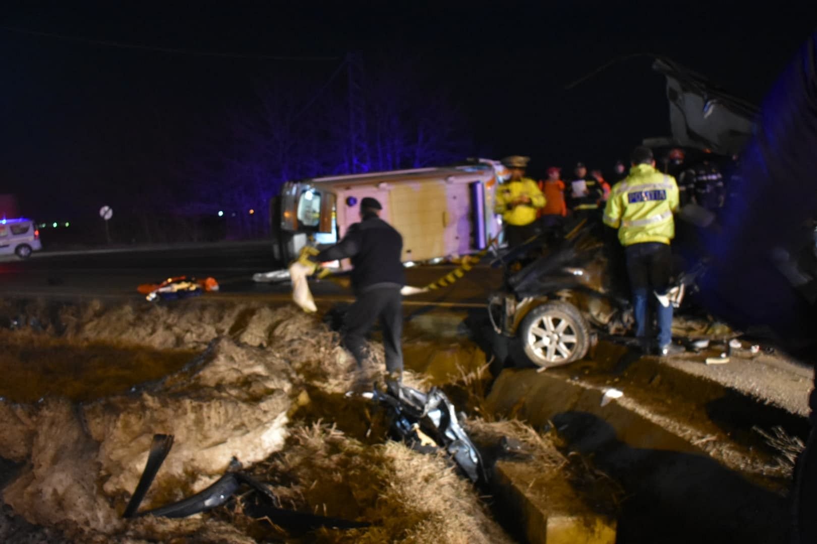  Ambulanța care aducea un pacient la Iași, lovită puternic și răsturnată de un autoturism