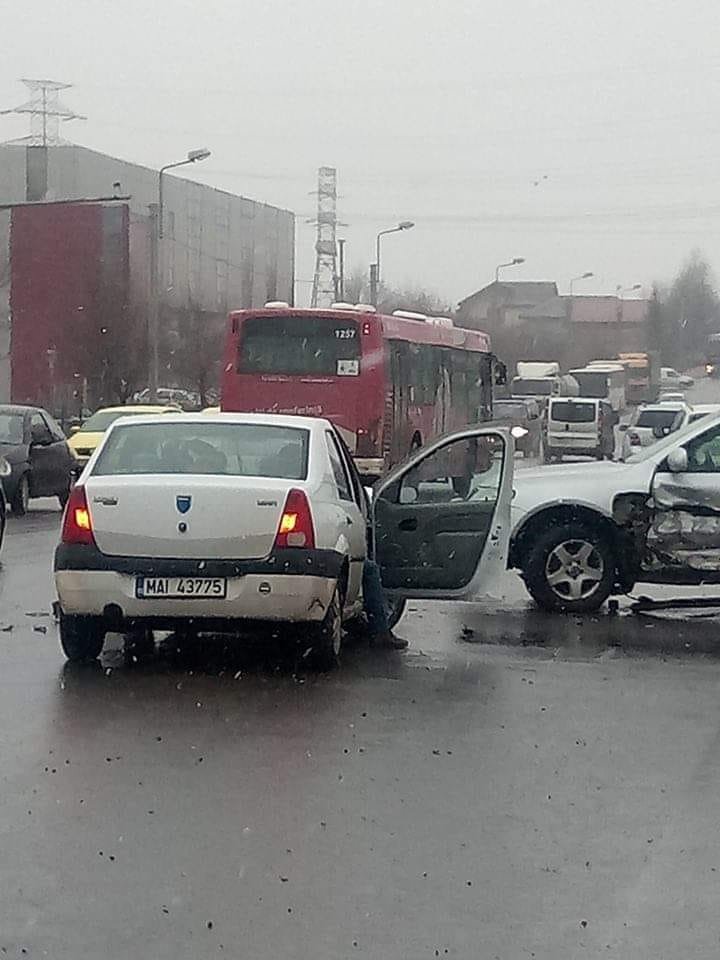  (FOTO) Accident în Nicolina: Doi poliţişti, răniţi după un impact cu un VW Touareg