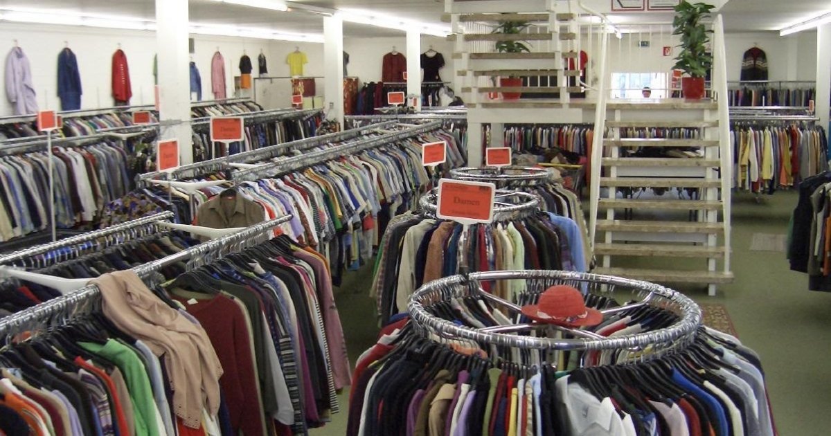  Hoţi în ton cu moda: au furat haine scumpe de 10.000 de lei din magazin