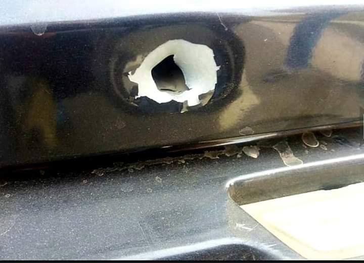  FOTO. Mașină ciuruită de gloanțele polițiștilor după ce șoferul nu a oprit la semnal