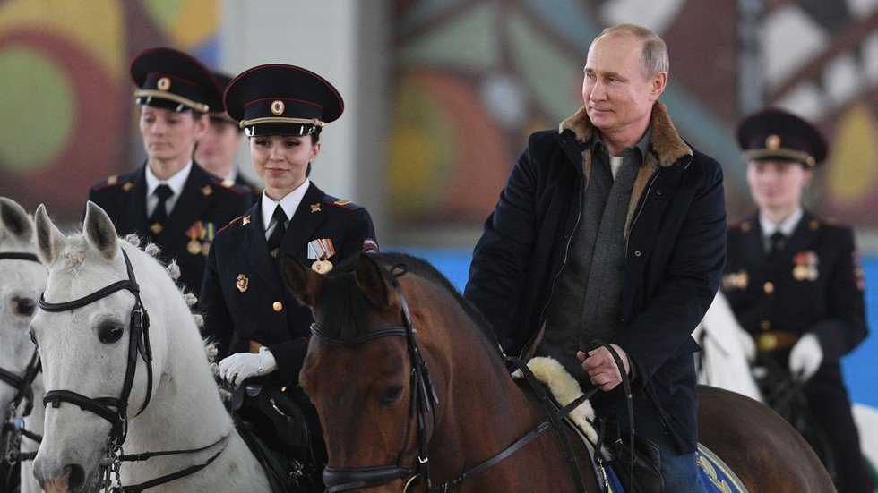  VIDEO&FOTO: Putin, călare pe un cal brun printre polițiste sexy pe cai albi