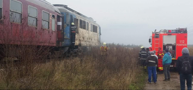  Iaşi: Tren oprit în câmp, după ce stâlpii de telegraf au luat foc