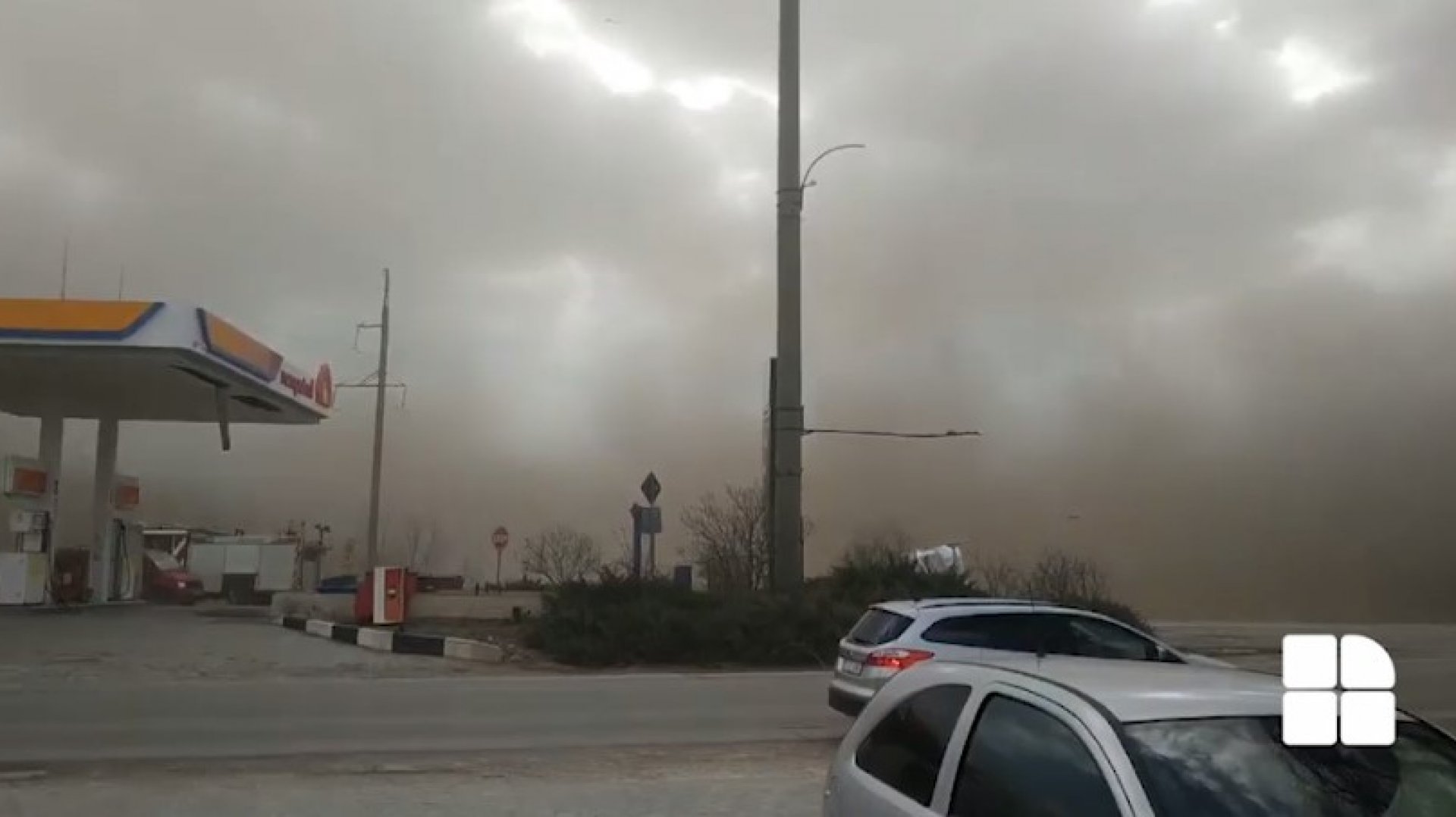  VIDEO: Localități acoperite de un nor de praf în urma unei furtuni în Moldova