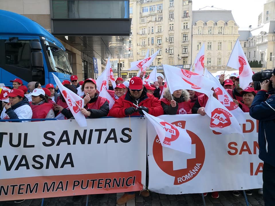  FOTO: Sindicaliștii de la Sanitas Iași protestează în fața Ministerului Sănătății