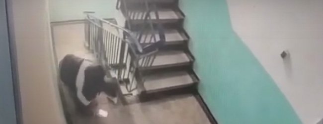 VIDEO: Surprins înscenându-și tâlhăria! Și-a împrăștiat obiectele și s-a lungit pe trepte