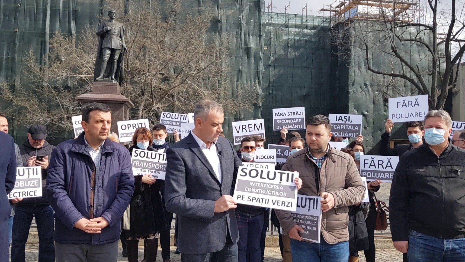  Conferință de presă pe pietonalul Ștefan cel Mare, în fața Primăriei Iași, pentru a trage un semnal de alarmă cu privire la nivelul ridicat de poluare din oraș