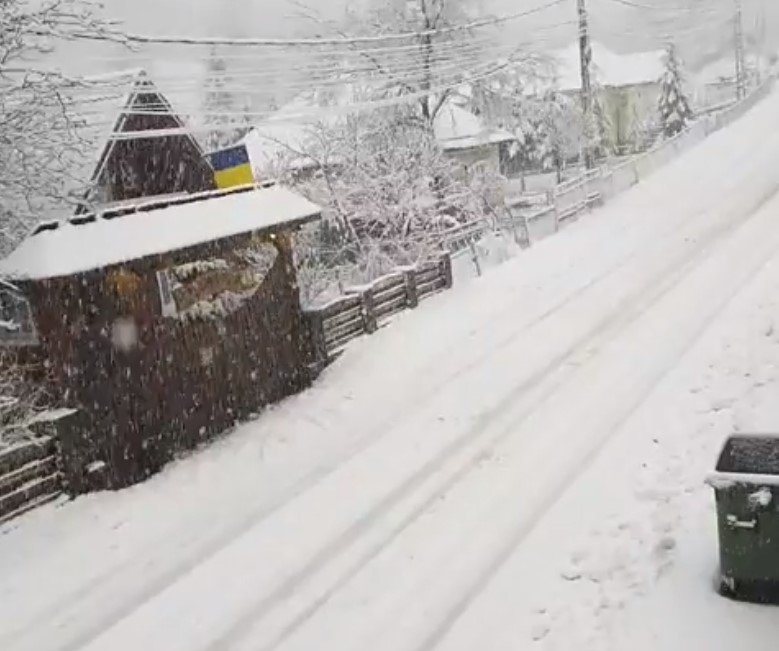  VIDEO: Iarna a revenit în plină primăvară! Drumarii intervin pe şoselele afectate