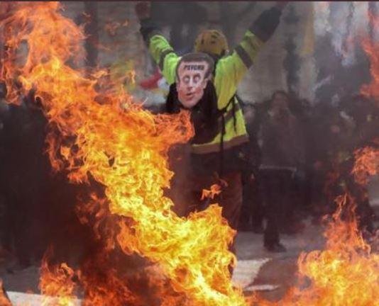  Protestele vestelor galbene au redevenit violente. Confruntări violente şi incendieri în Paris