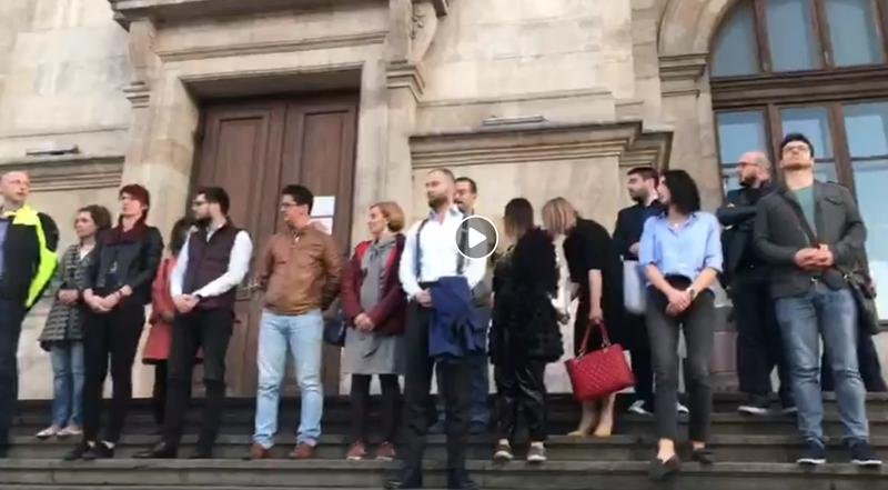  Jandarmii au încercat să-i împiedice pe magistraţi să protesteze pe treptele Curţii de Apel Bucureşti. Aceştia au revenit după ce o judecătoare a protestat singură