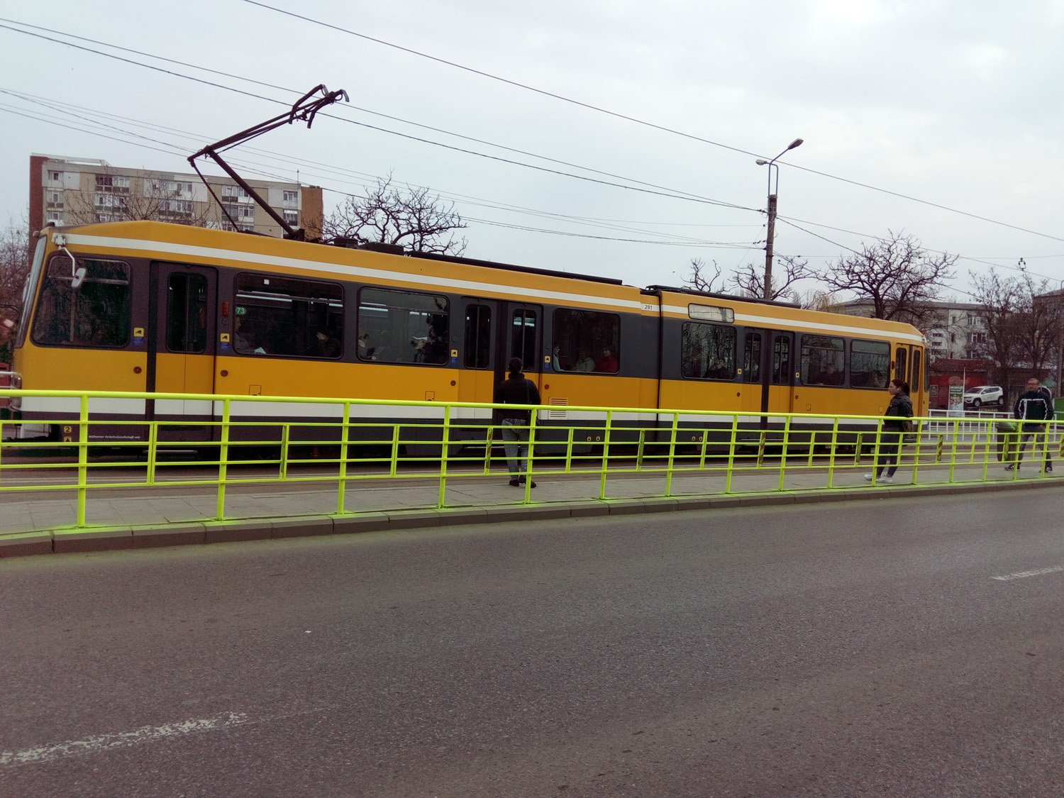  FOTO: Balustradele refugiilor de tramvai din Iași, vopsite fosforescent