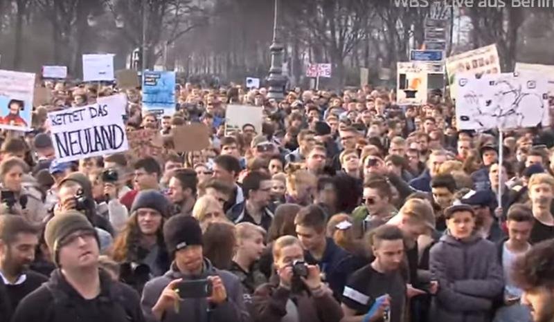  Zeci de mii de tineri nemți în stradă pentru a cere „libertatea Internetului”