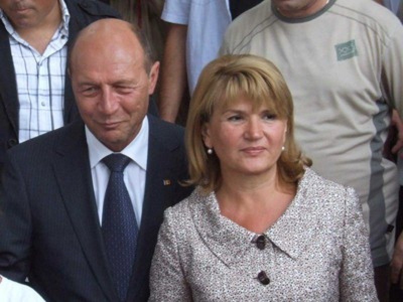  Pe Băsescu nu-l lasă nevasta să candideze la europarlamentare