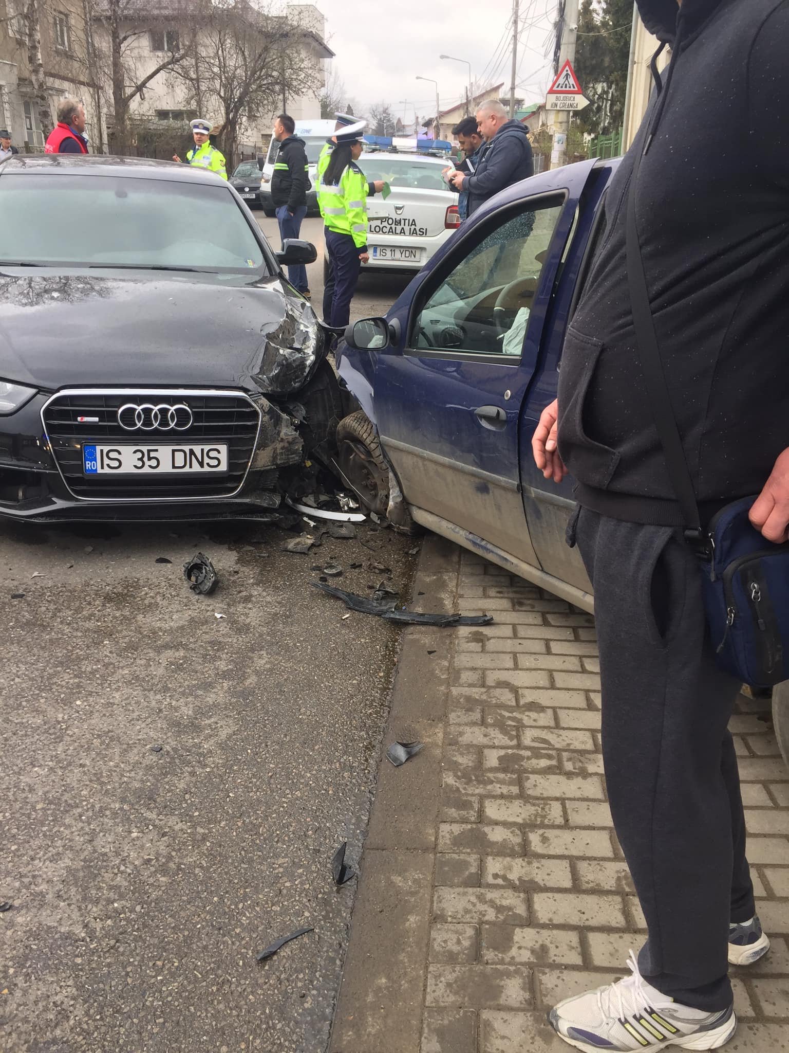  Două maşini s-au făcut praf în urma unui accident rutier pe Sărărie