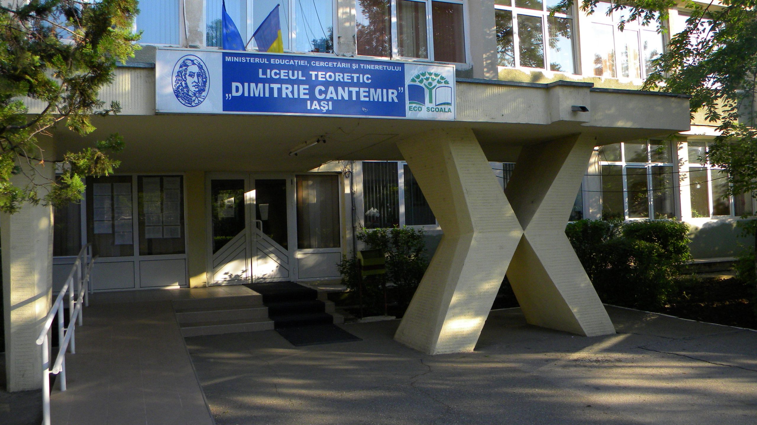  Liceul Teoretic „Dimitrie Cantemir ”: „O mască râde, alta plânge” sau festivalul curcubeu