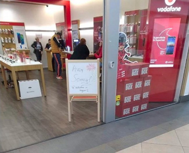  FOTO: Cei de la Vodafone râd de cei de la Orange – „Avem semnal”
