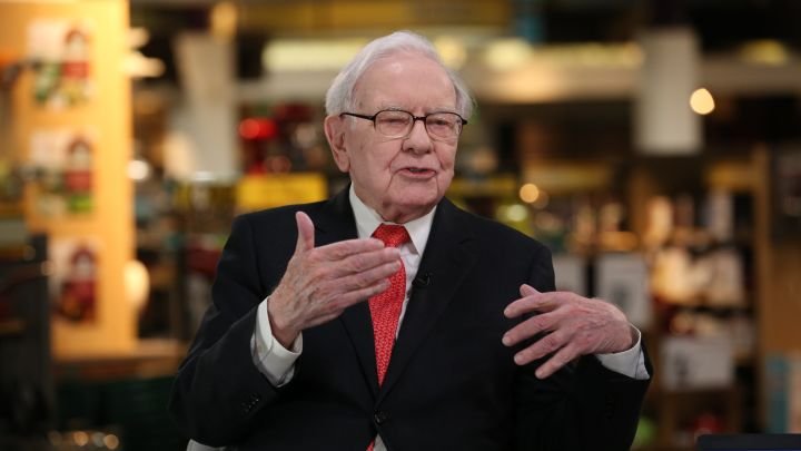  Miliardarul Warren Buffett folosește un telefon de 25 de dolari