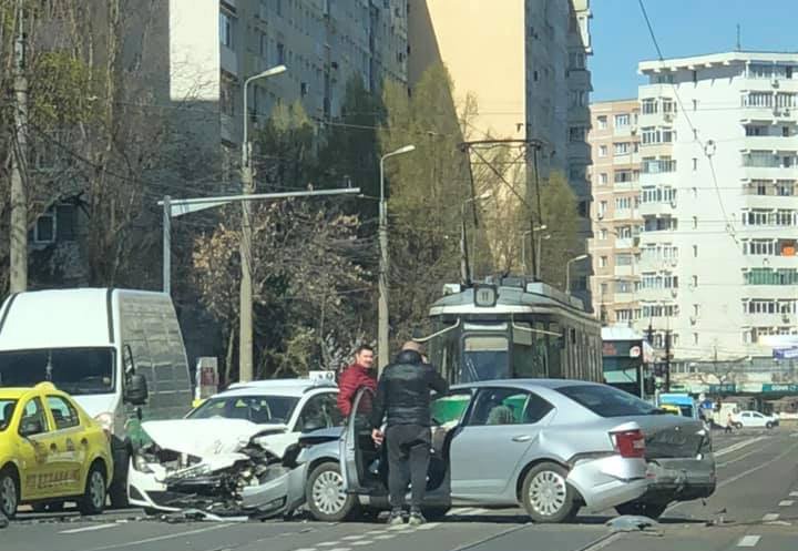  FOTO: Două mașini făcute zob după un impact violent în Dacia (UPDATE)