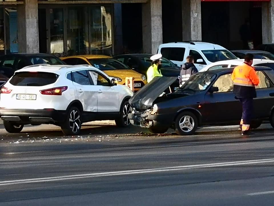  FOTO: Accident în centrul Iașului, pe bulevardul Anastasie Panu