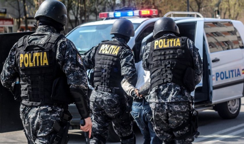  Peste 300 de poliţişti caută pachetele cu droguri pe litoral