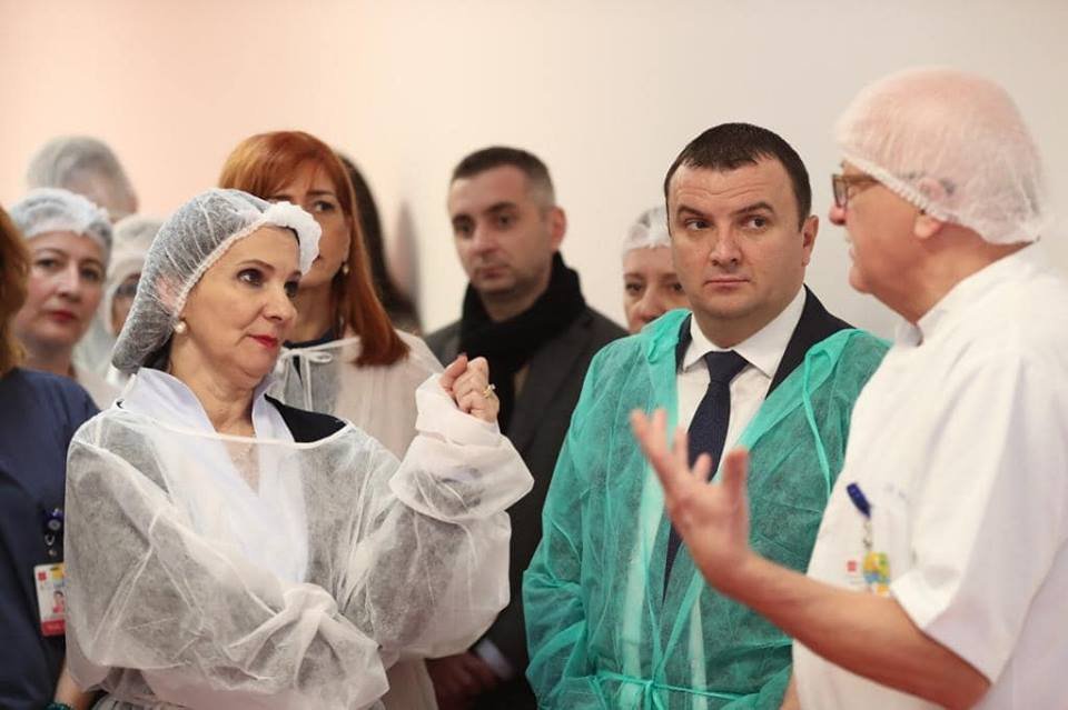  Nu e glumă: O sosie a ministrului Sorina Pintea terorizează spitalele din Iaşi