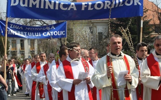  Tineri catolici cu ramuri în mână vor umple  duminică străzile Iaşului