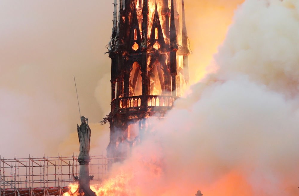  VIDEO: YouTube a sugerat că incendiul de la Catedrala Notre Dame reprezintă o ştire falsă