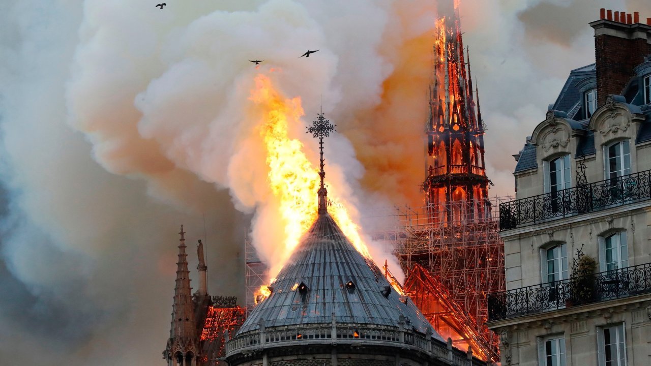  Grupurile LVMH şi Kering au promis 300 de milioane de euro pentru reconstrucţia Notre Dame