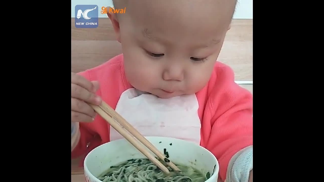  VIDEO: Copil de 2 ani, maestru la mâncat cu bețișoare. Puteți face ca el?